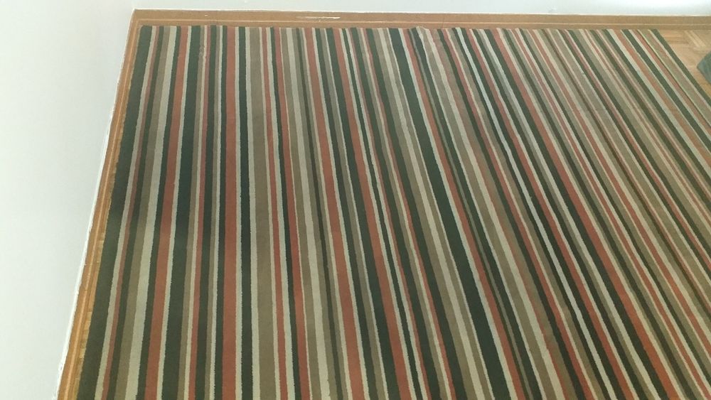 Carpete com 1,58 largura x 2,15 comp. em tons de preto,beje e laranja