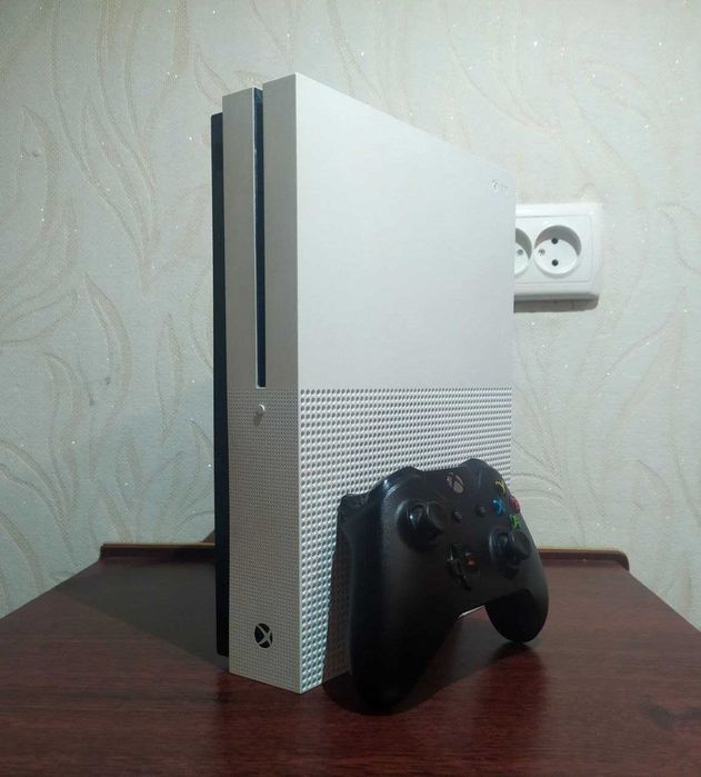 Продам Xbox one S 1t