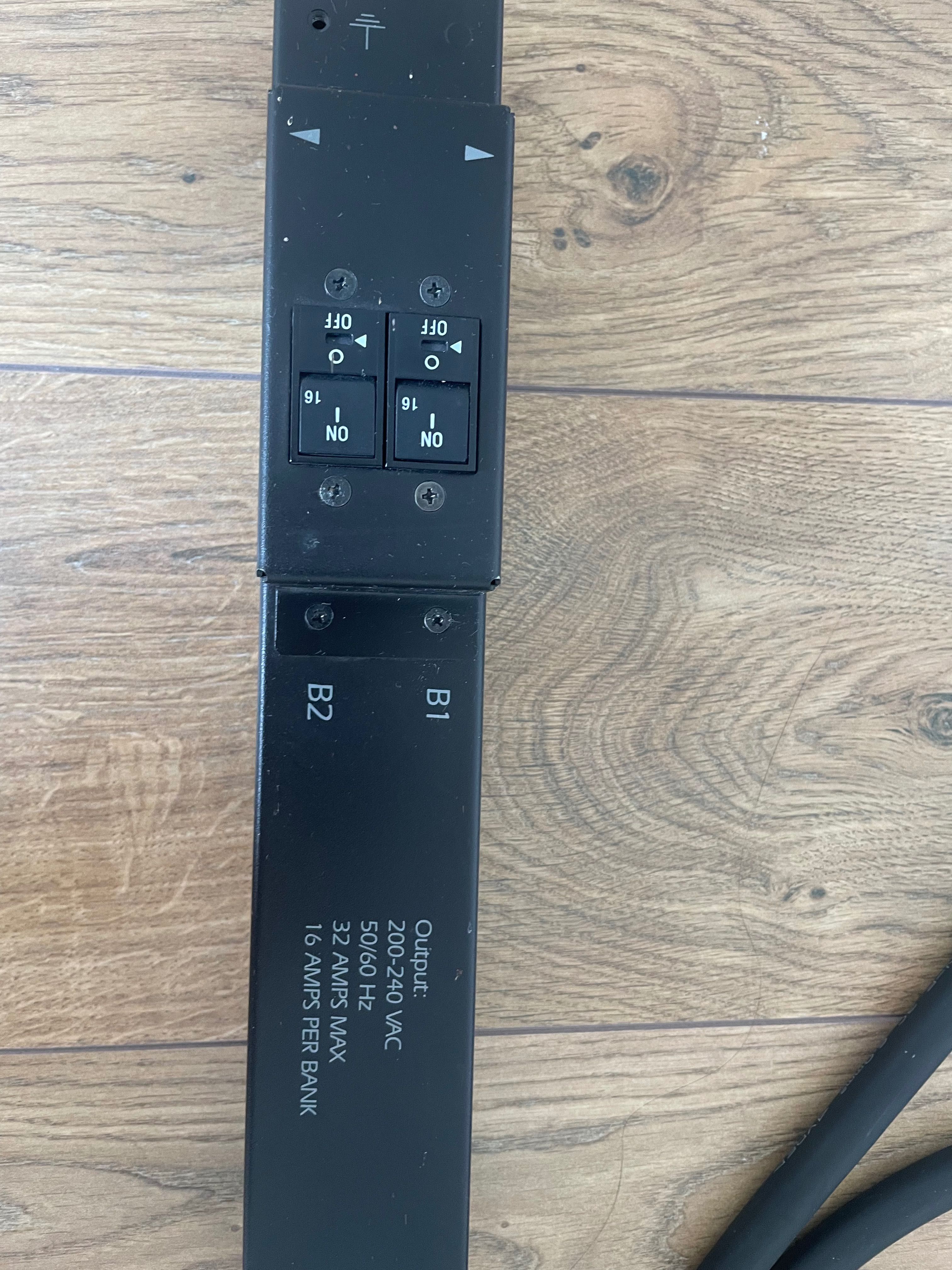 APC AP7553  Вертикальний розподільчий блок (PDU)  Серверна, дата-центр
