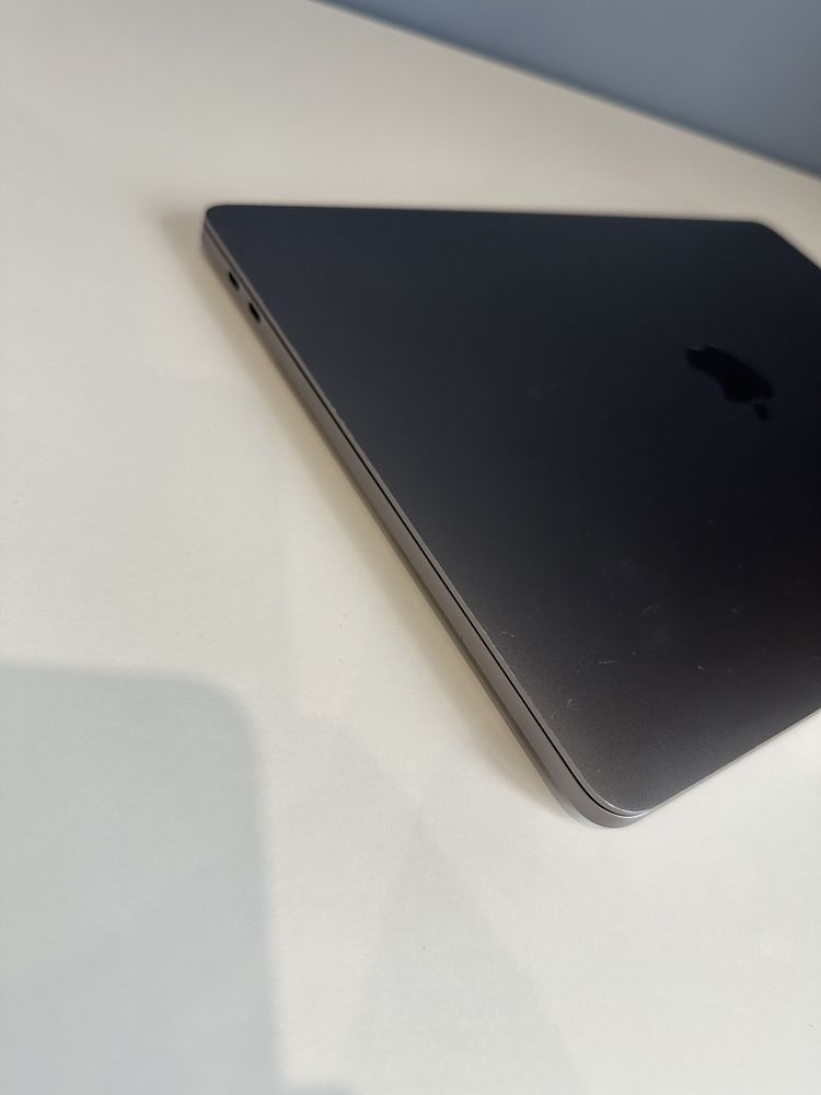 Apple MacBook Pro 13 2018 i7, 16gb, ssd 256gb (4)