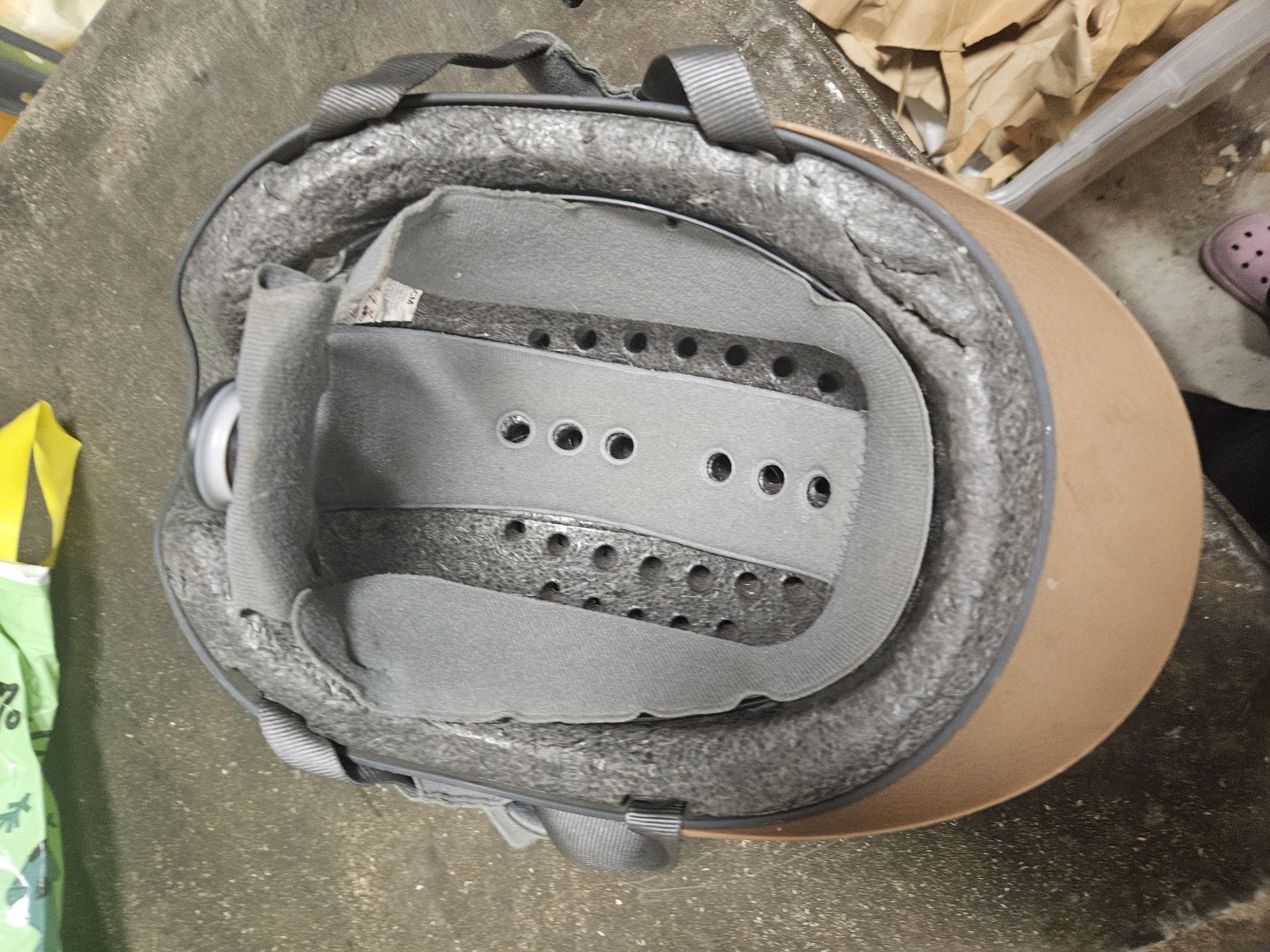Kask jeździecki regulowany do jazdy konnej
