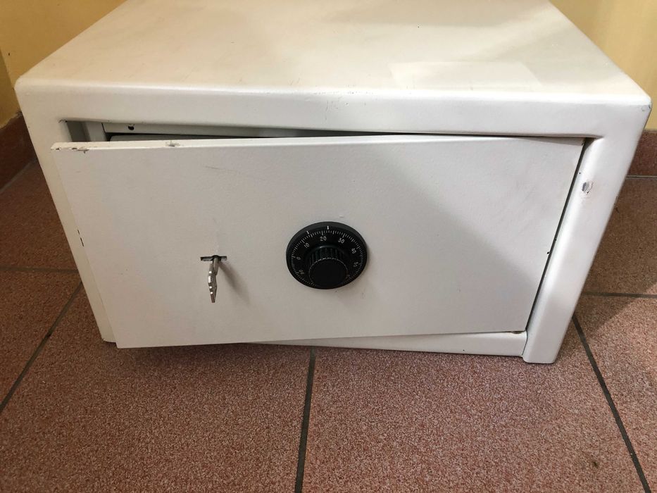 Sejf oraz szafa na dokumenty niejawne, broń i amunicję