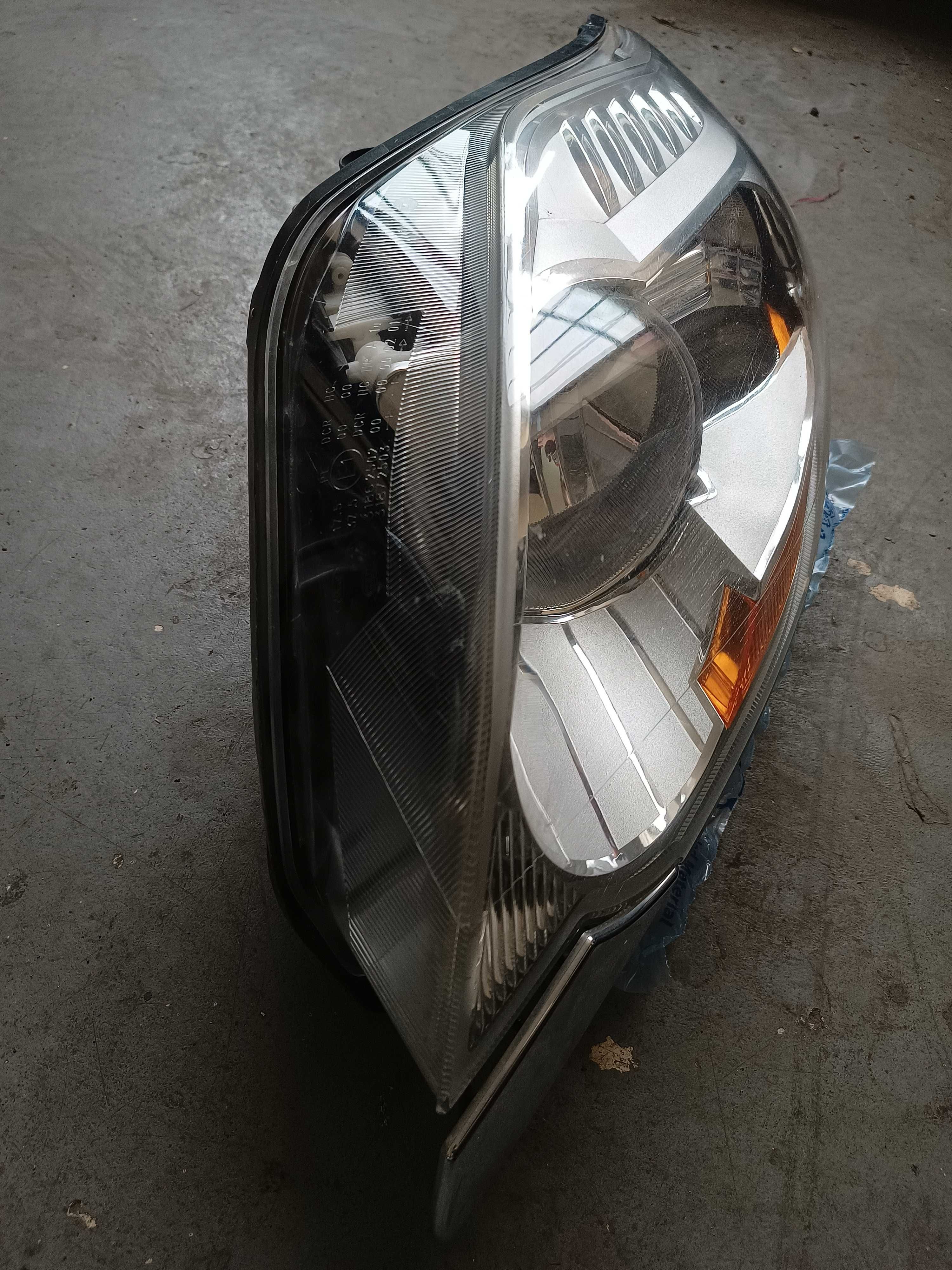 Ford Kuga mk1  lampa lewy przód europa