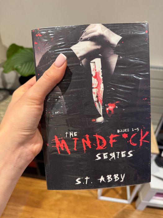 Книга англійською “Mindf*ck series”