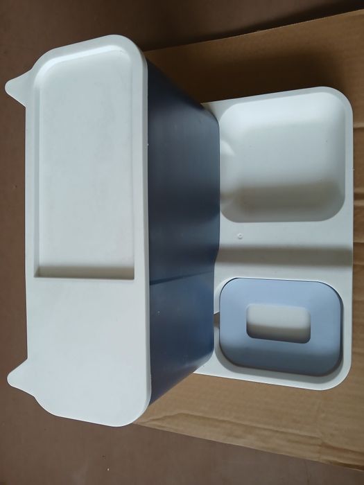 Кормушка и поилка для кошек