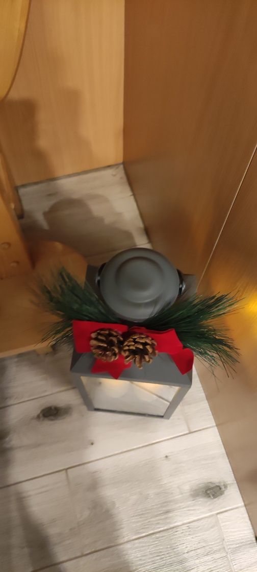 Lampion Świąteczny z trzema świeczkami które płoną ozdoby świąteczne