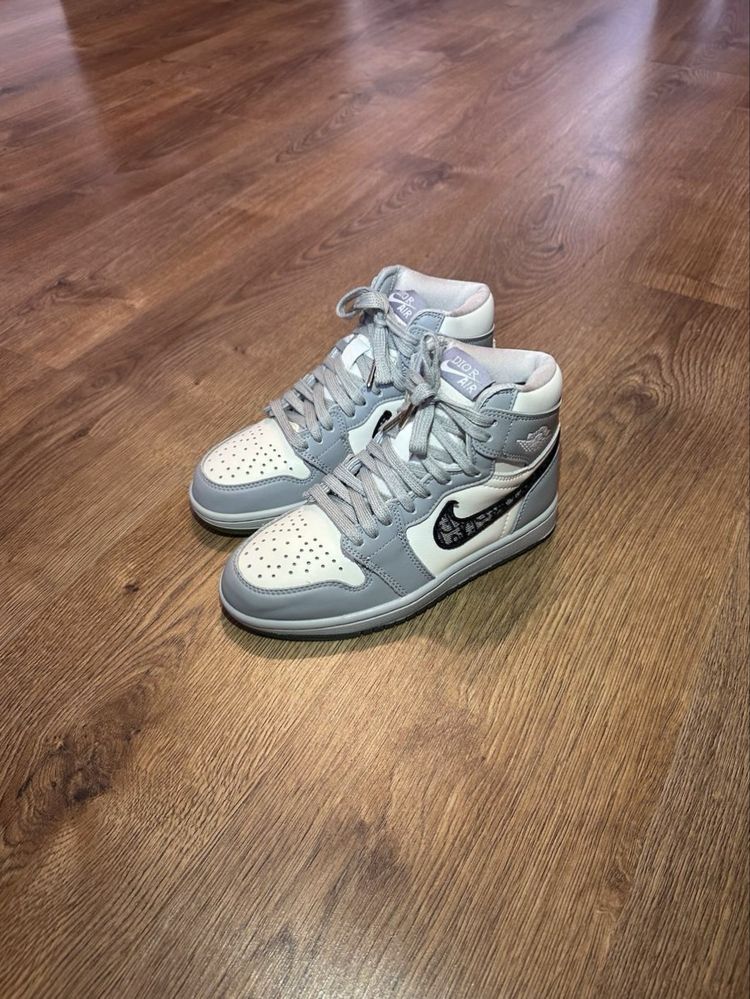 Кросівки Air Jordan 1 High OG x Dior ‚White Wolf Grey‘