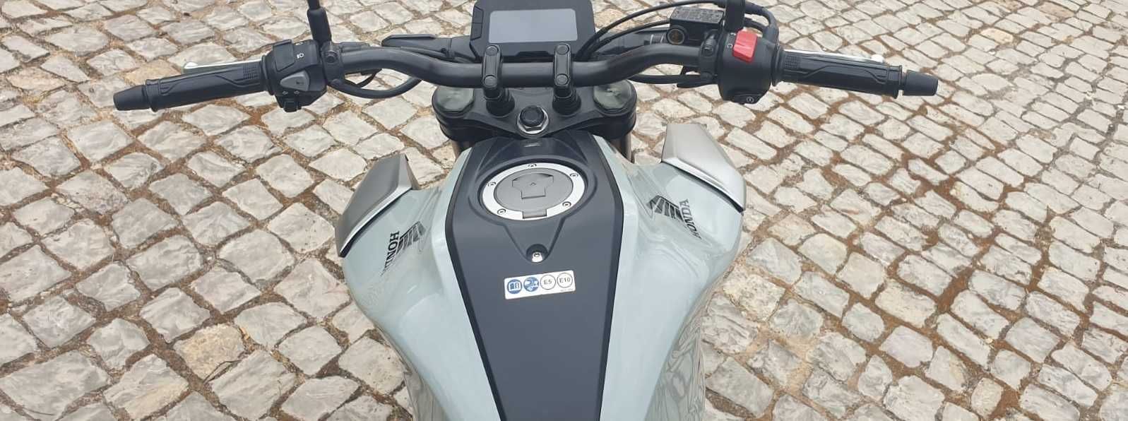 Honda CB125R (15cv) de 2021, em bom estado.