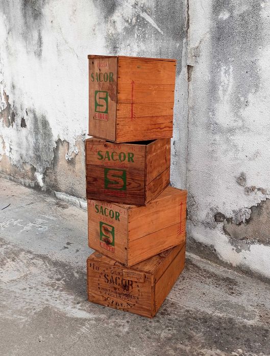 Antigas caixas de transporte de latas de óleo Sacor