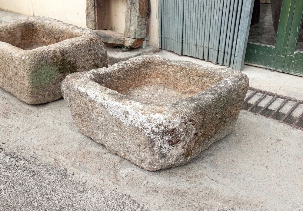 Antiga pia em pedra (59 x 58 x 29 cm)