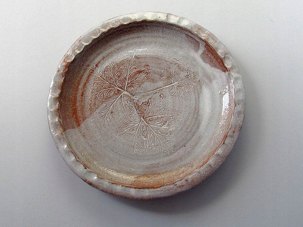 sygnowana ceramiczna artystyczna patera liść
