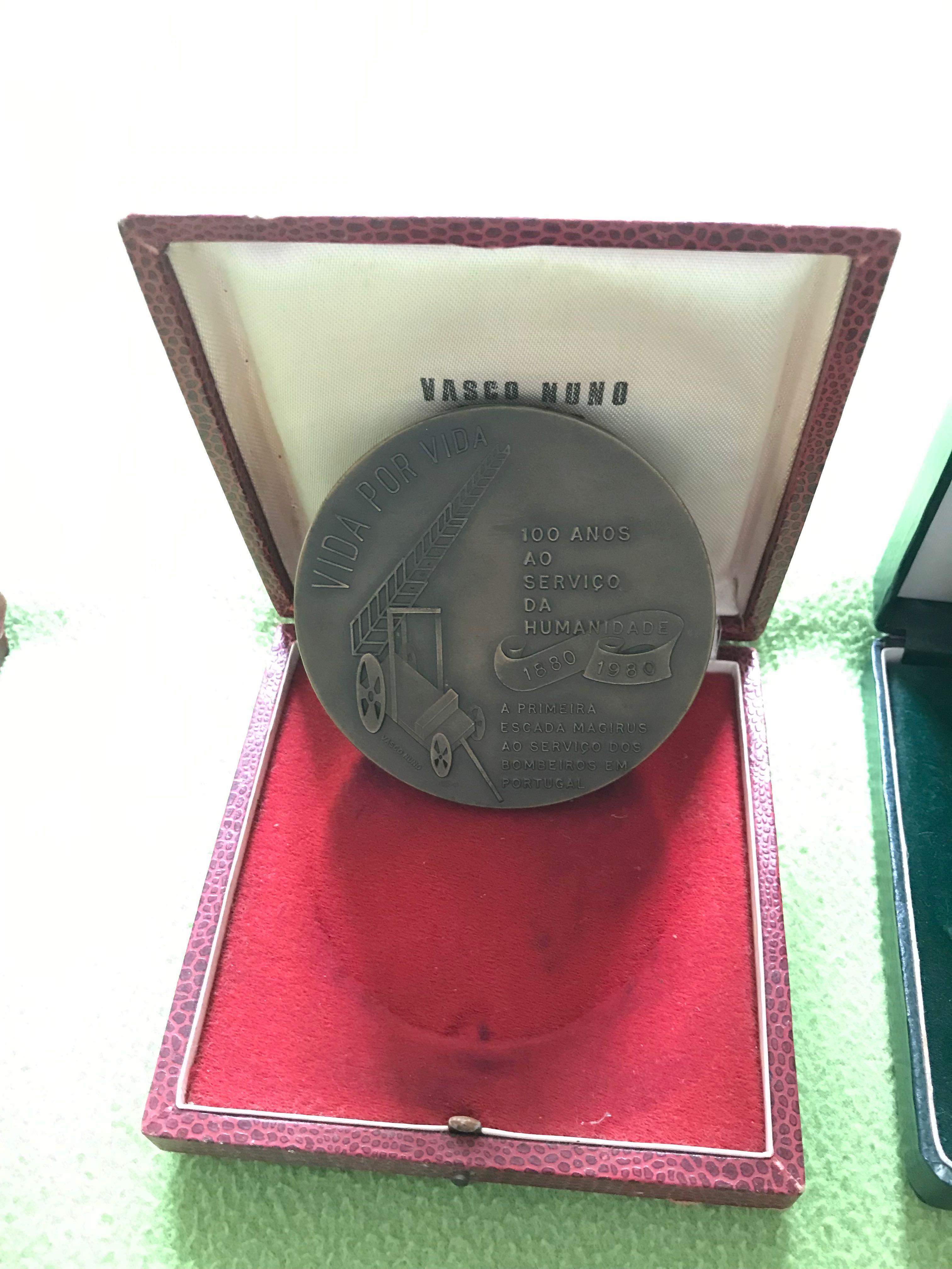 Coleção de 11 medalhas e 1 porta-chaves bombeiros