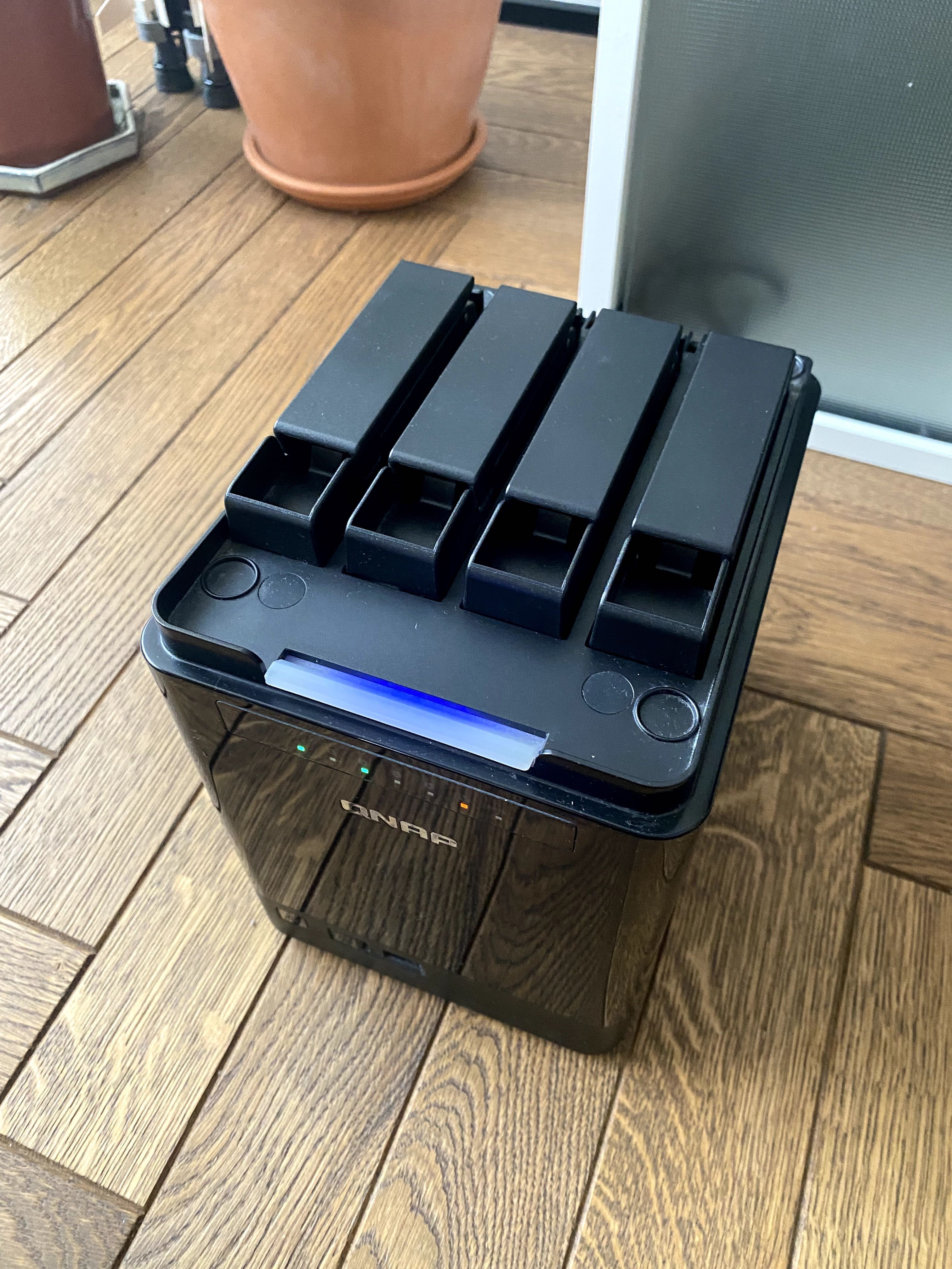 Serwer NAS QNAP TS-453 B mini + 2 x dysk WD Red, razem 8TB