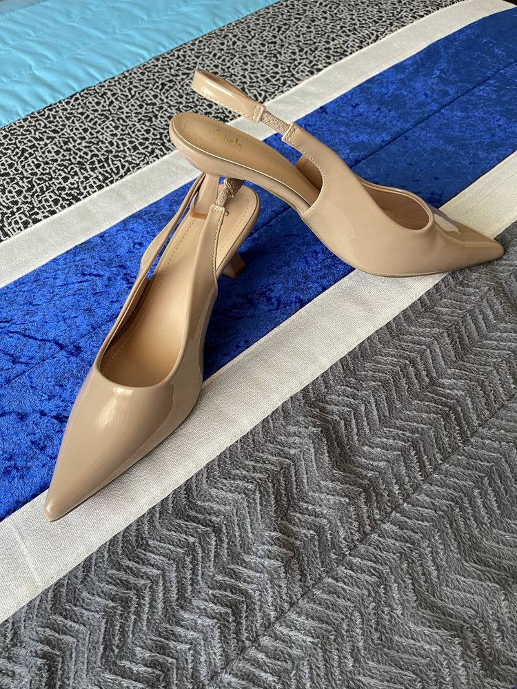 Sapatos nude em verniz novos