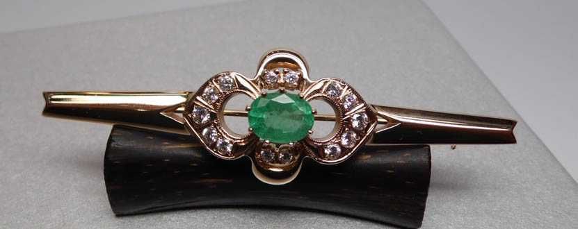 Złota broszka naturalny szmaragd i cyrkonie.