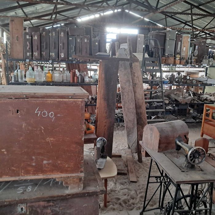 kredens stół szafa komoda krzesła stolik szafka skrzynia kufer łóżko