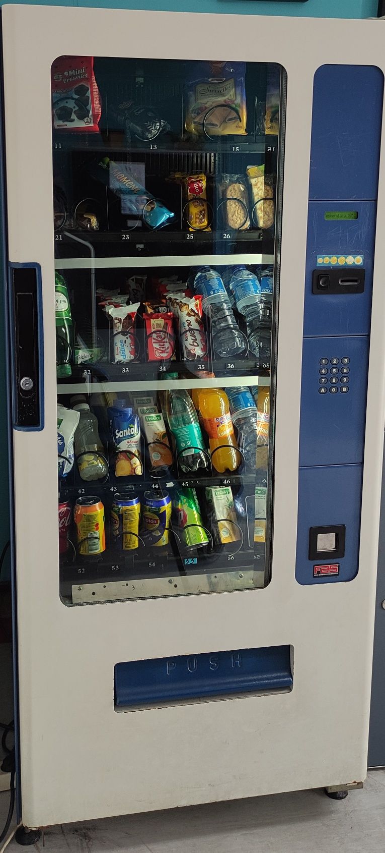 Máquina Vending Snacks e Bebidas