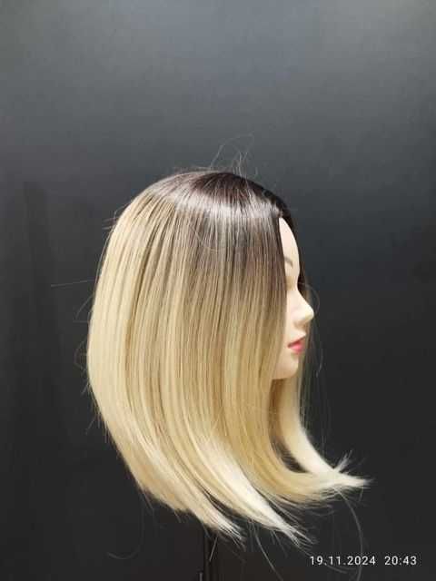 Peruka . Włosy półdługie delikatnie cieniowane. Kolor blond