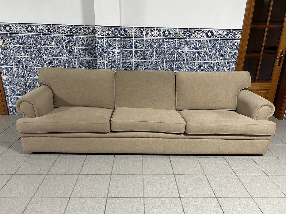 Sofá bege com 3 lugares