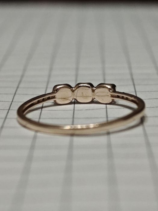 Золота каблучка з діамантами, 585 проба.