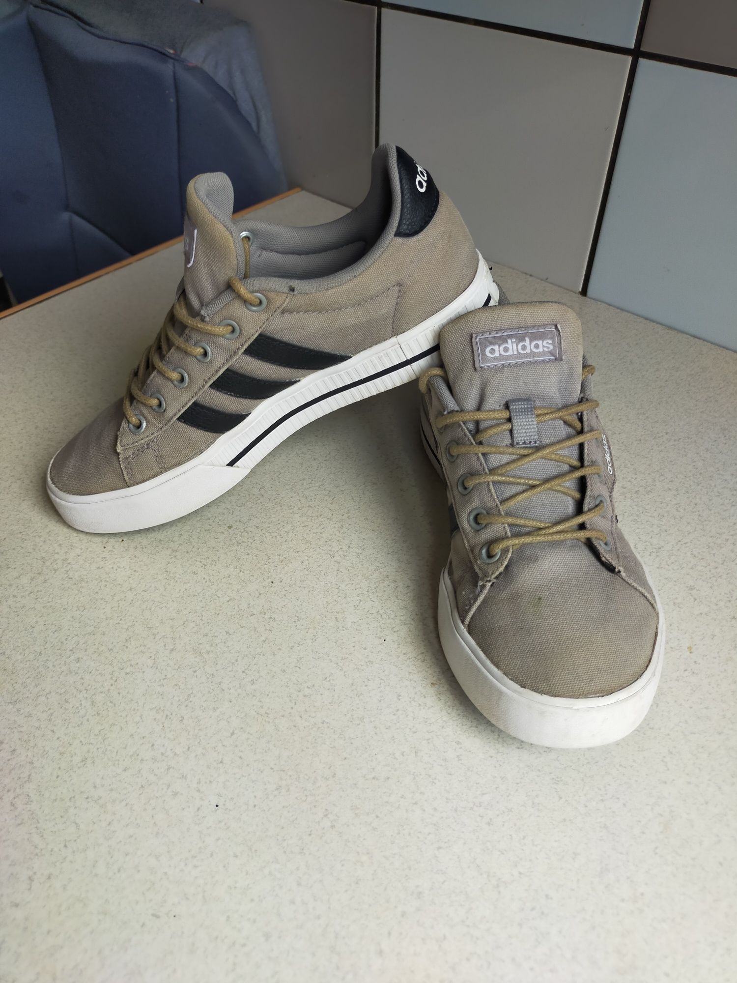 Buty Adidas dziecięce 35 oliwkowe