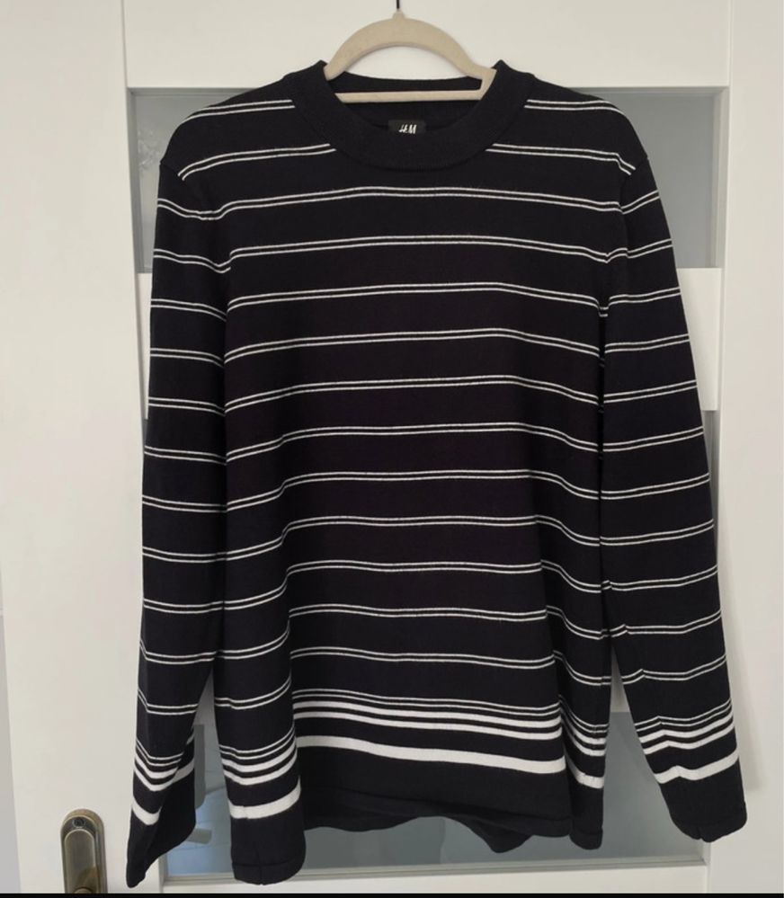 Czarny miękki sweter w paski