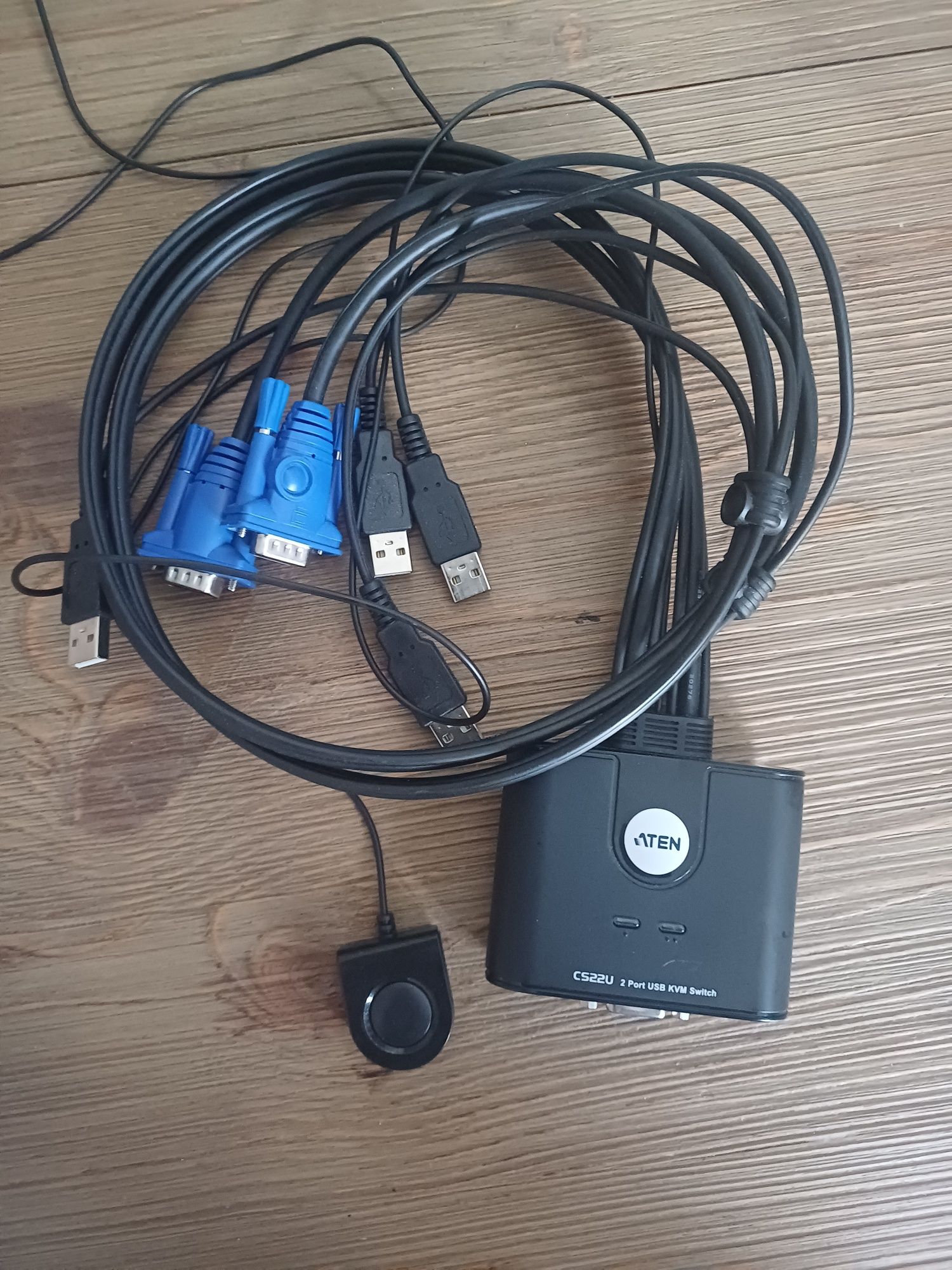 2-portowy przełącznik KVM USB VGA ze zdalnym selektorem portów CS22U
