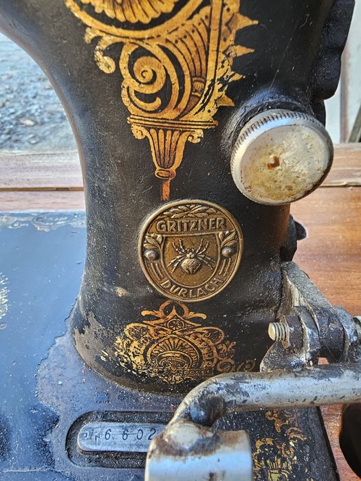 Раритетна швейна машинка зі станиною