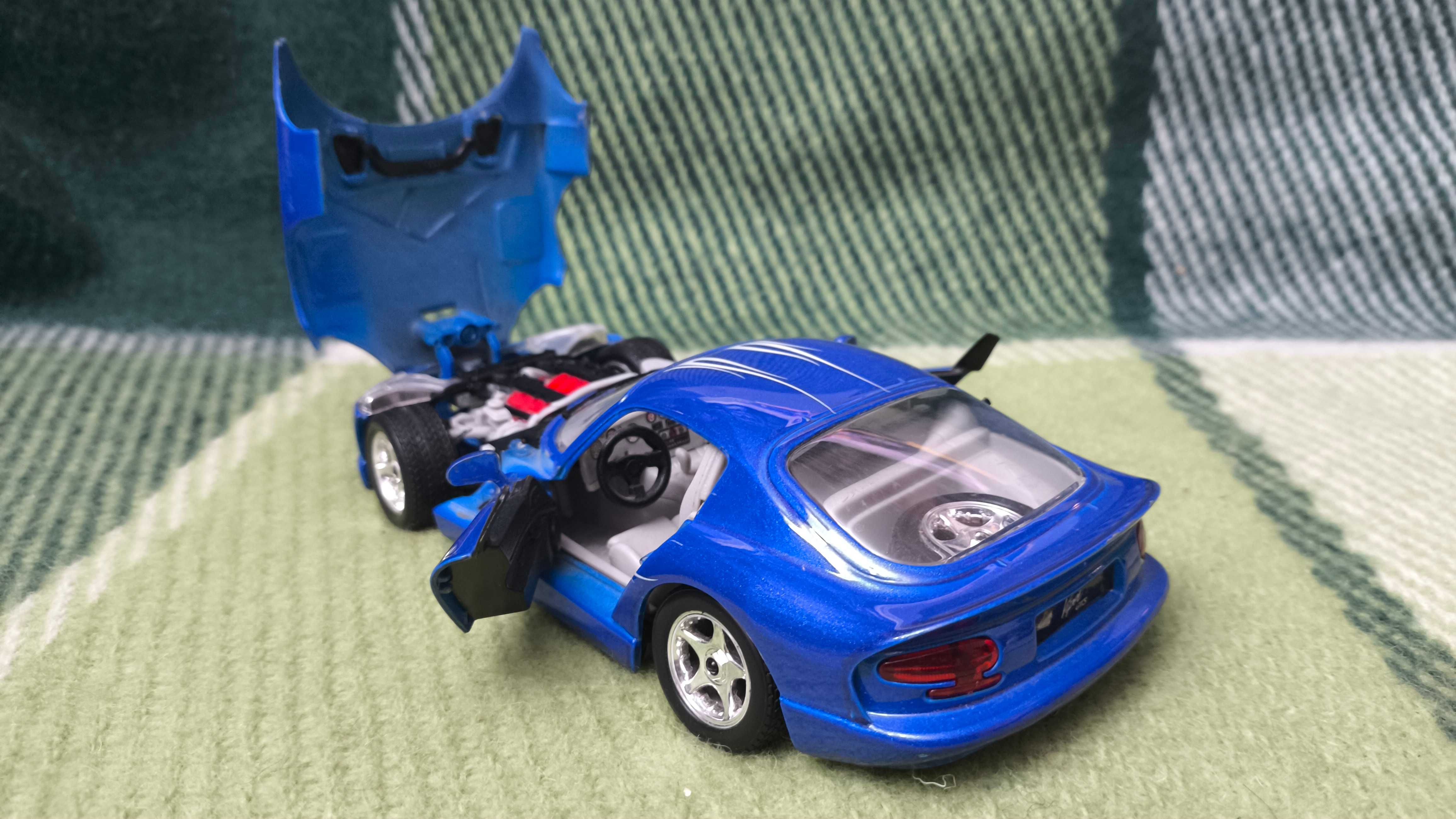 Машинка Dodge Viper GTS Coupe 1.24 Bburago