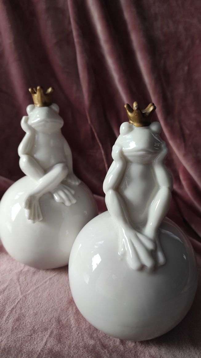 Komplet x 2 żabi król na kuli z białej porcelany/szkło