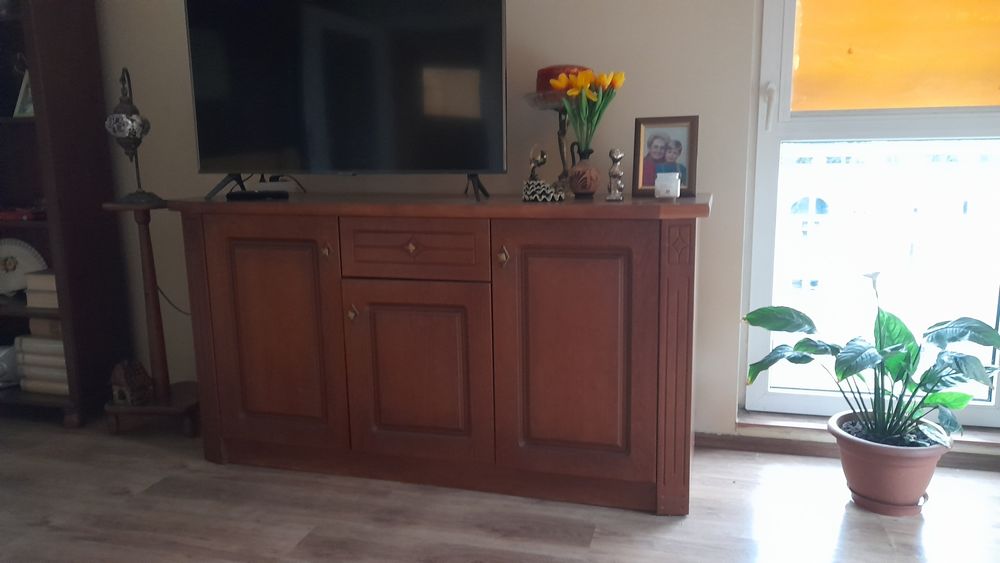 Sprzedam meble do pokoju witryna ,komoda, stół rozkładany i 4 krzesła