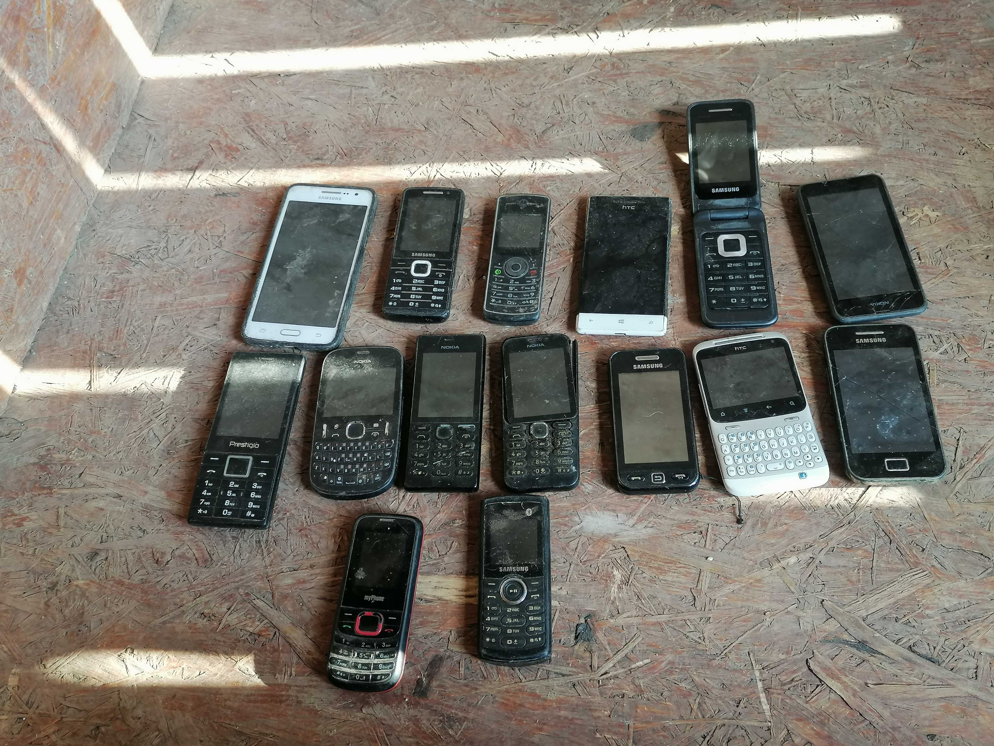 telefony sprawne i uszkodzone