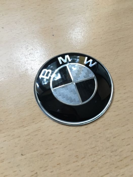 Эмблема значок BMW черный с карбоном 82мм 74мм 45мм