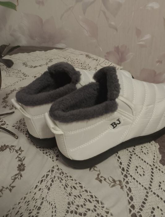 Продам нові жіночі теплі снігові чобіткі.