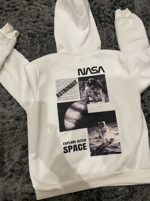 Swet branca com imagem da nasa