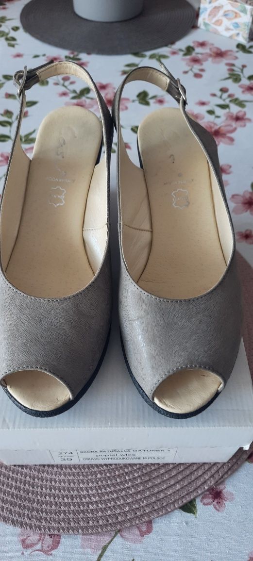 Buty skórzane na koturnie na lato