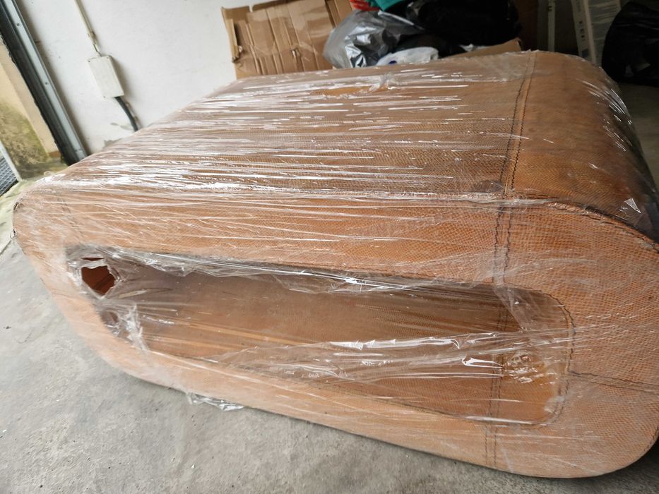 Mesa de centro tipo pele de cobra laranja