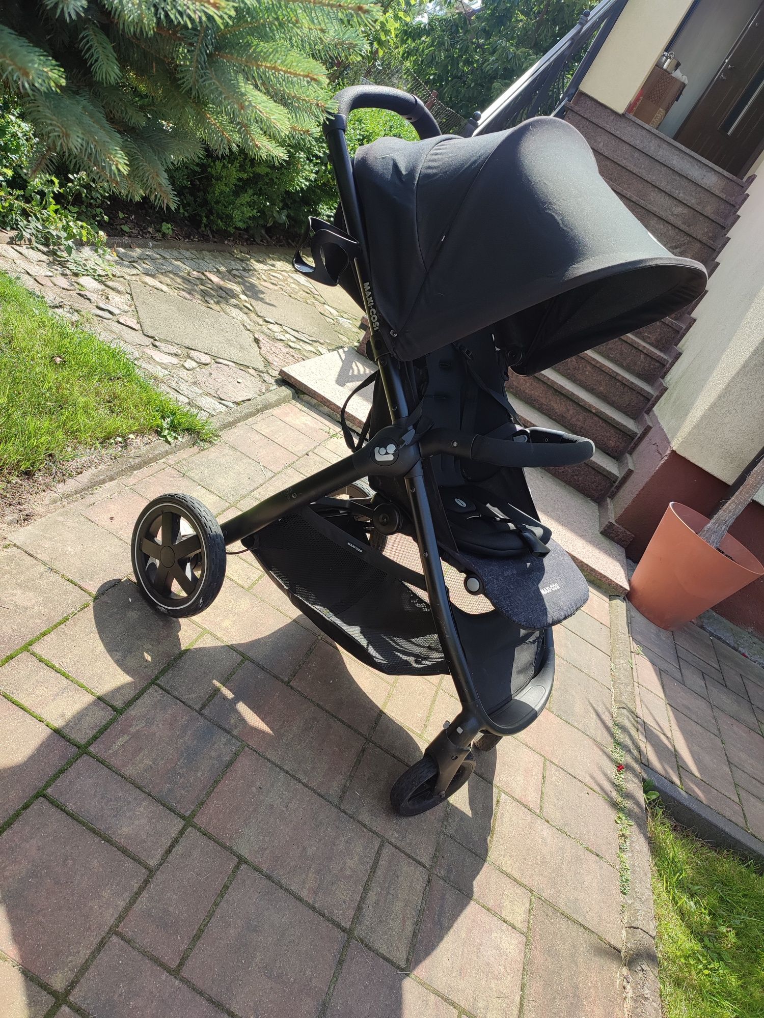 Spacerówka GIA czarna maxi cosi