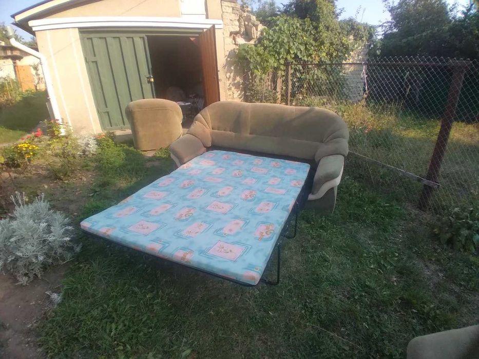 Мяка частина ,розкладний диван та два крісла.