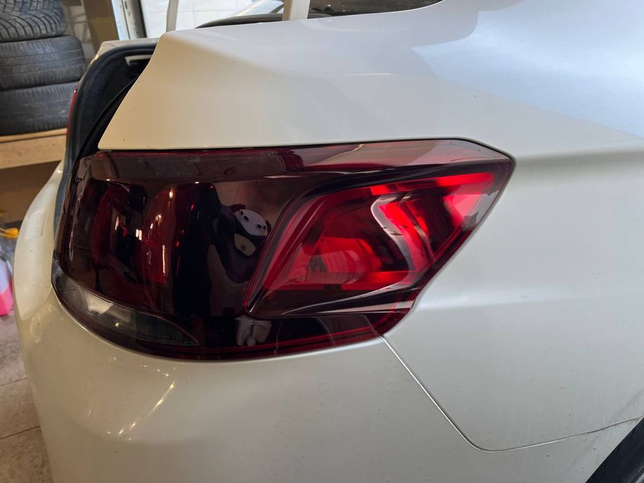 Ліхтар, фонарь Peugeot 301