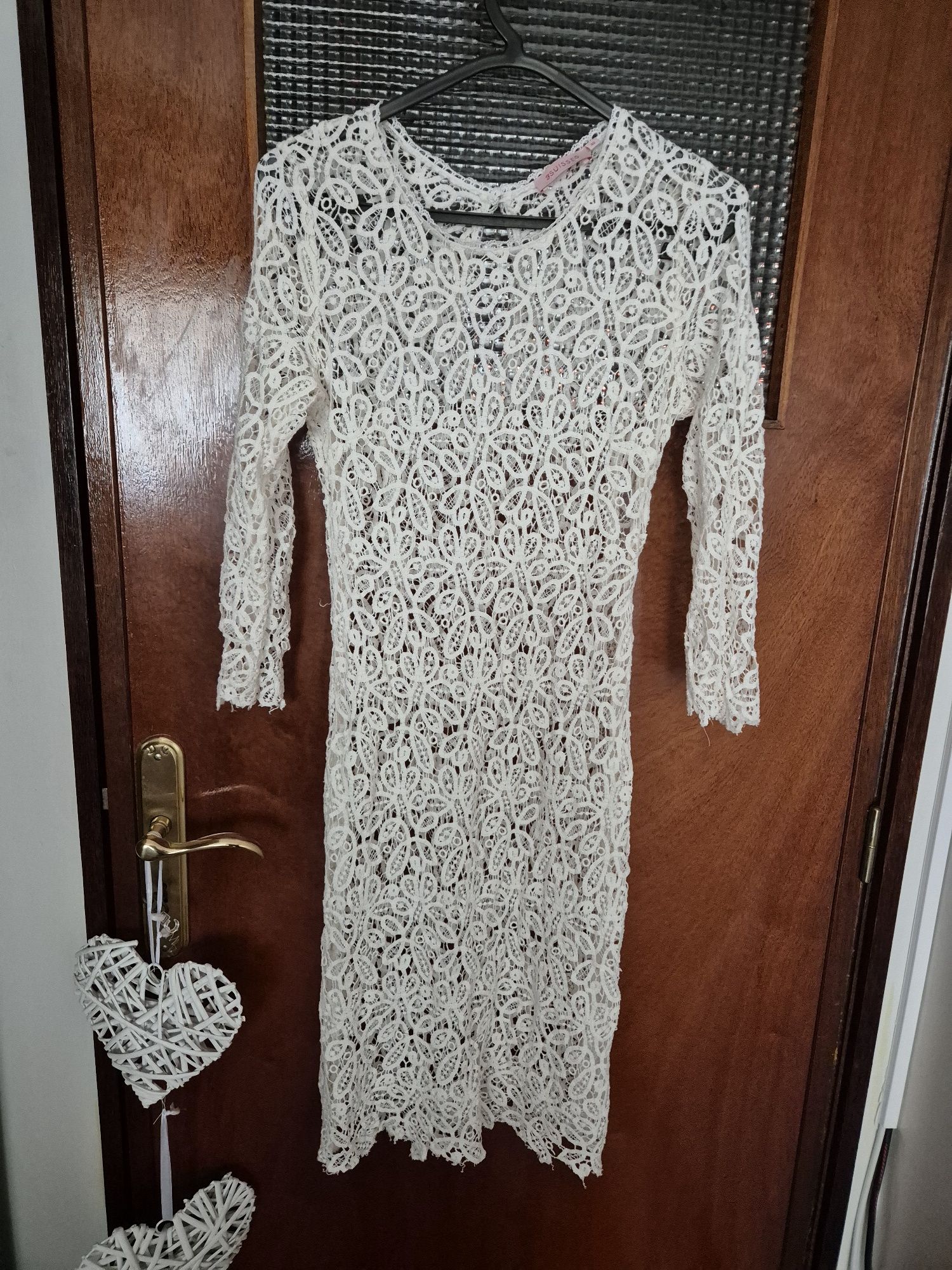 Vestido renda e camisa preta com brilho dourado.