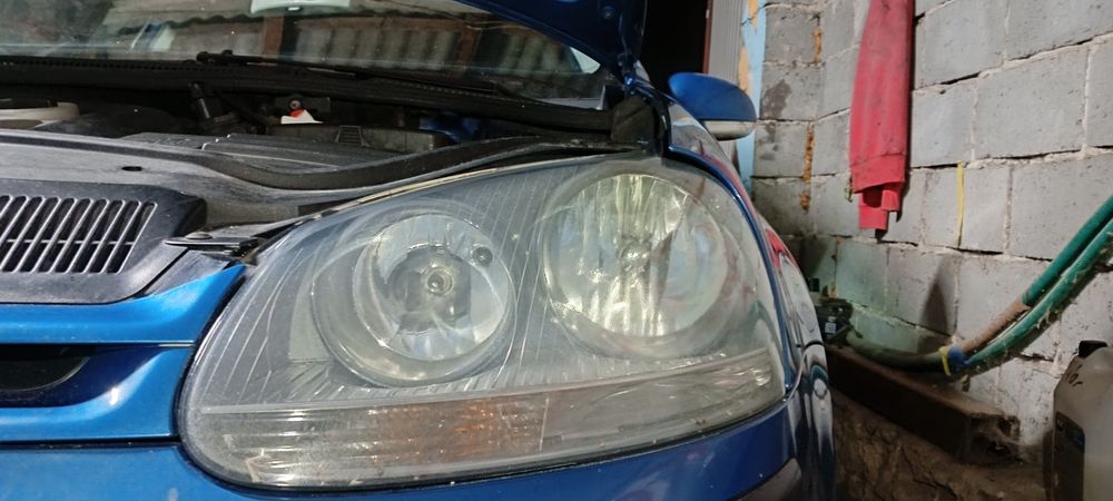 Regeneracja zaśniedziałych reflektorów samochodowych