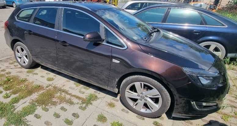 Syndyk sprzeda Opel Astra Sports Tourer 1,4 140KM 2014 r.