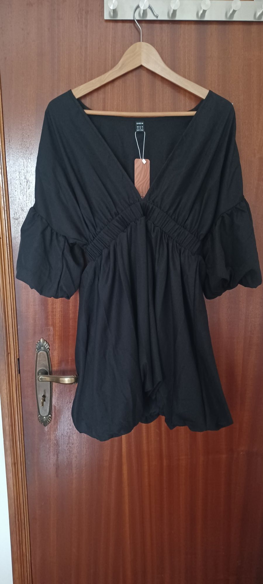 Vestido preto de decote