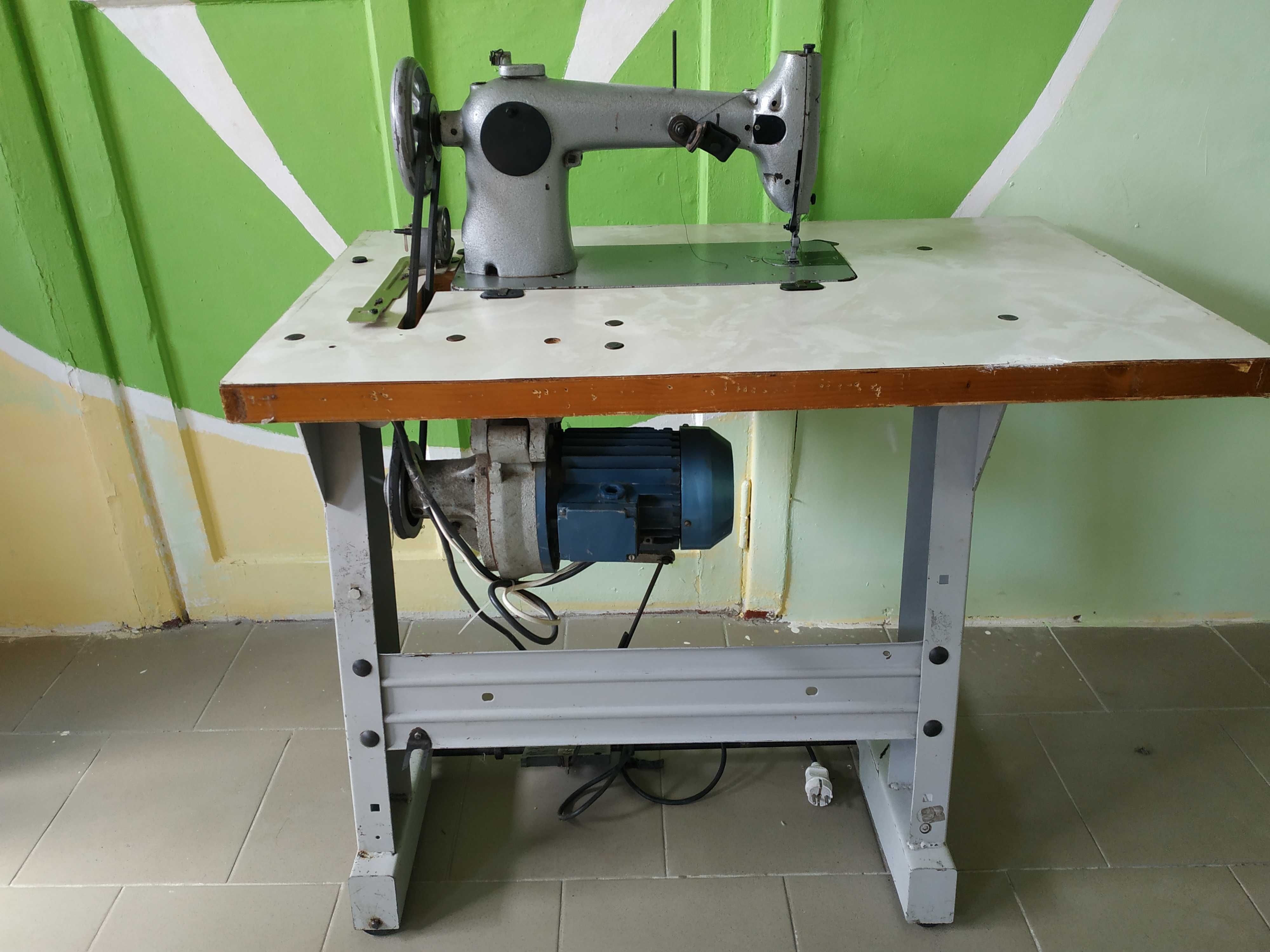 Производственная швейная машинка прямострочка