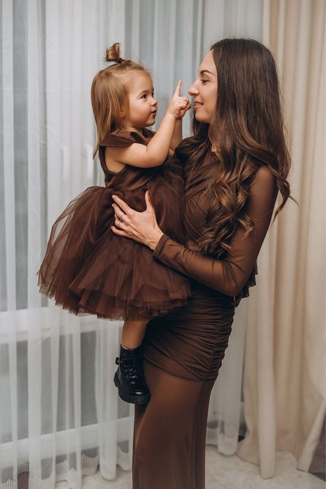 Оренда шоколадного плаття, фемелі лук