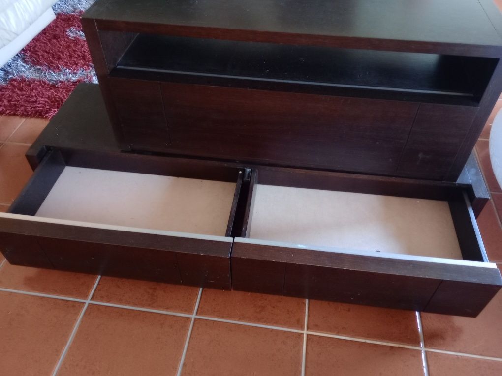 Móveis em madeira escura de TV