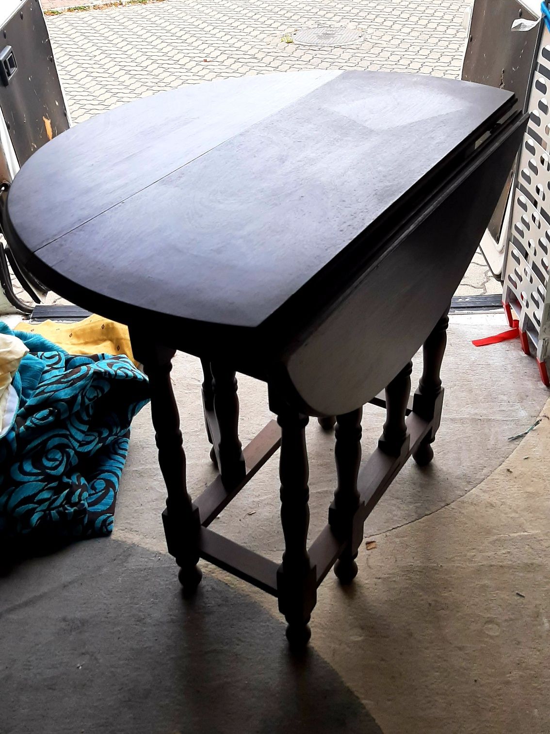 Mesa redonda rebativel antiga 
2 gavetas
Com 3 possições
90cm de diame