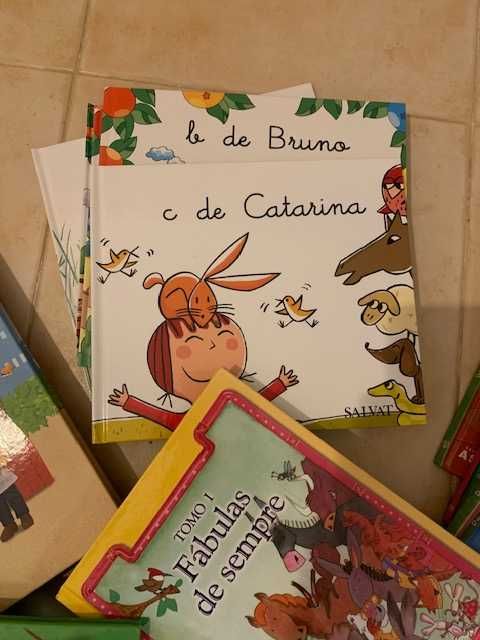 Livros de historias e 1ºlivro inglês para crianças. 23 livros