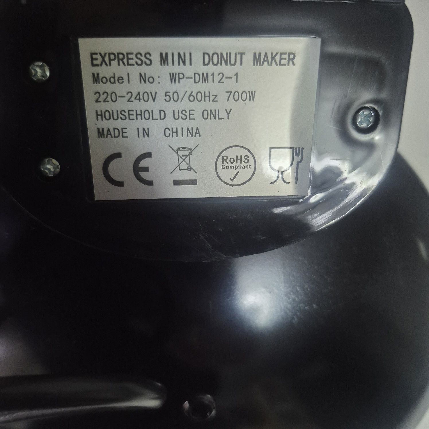 Ta kompaktowa, ale wydajna maszyna do pączków o mocy 700 W jest idealn